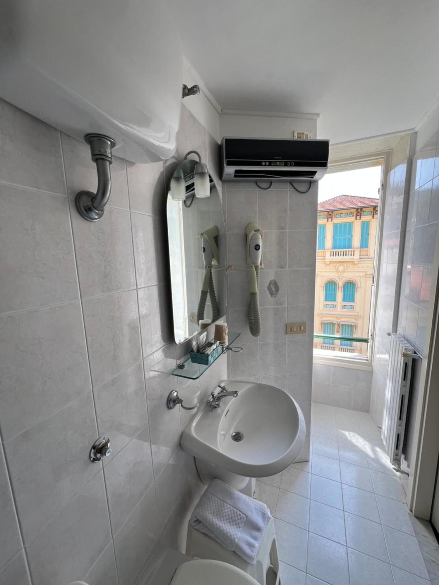 Hotel Petit Royal Ospedaletti Exteriér fotografie
